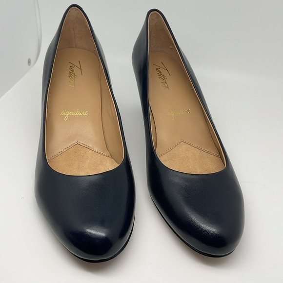 Trotters Leather Classic Slip On Pumps Dark Blue Kitten Heels Size 9.5 - NEW - Picture 3 of 11